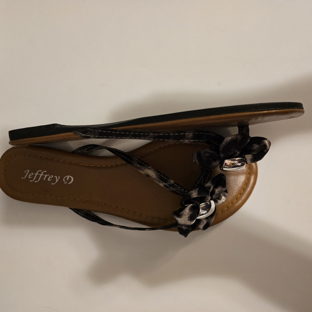 JEFFERY D Flip Flop Sandals Flower Decal in Animal Print w Silver Hardware Sz 7 - Picture 11 of 13